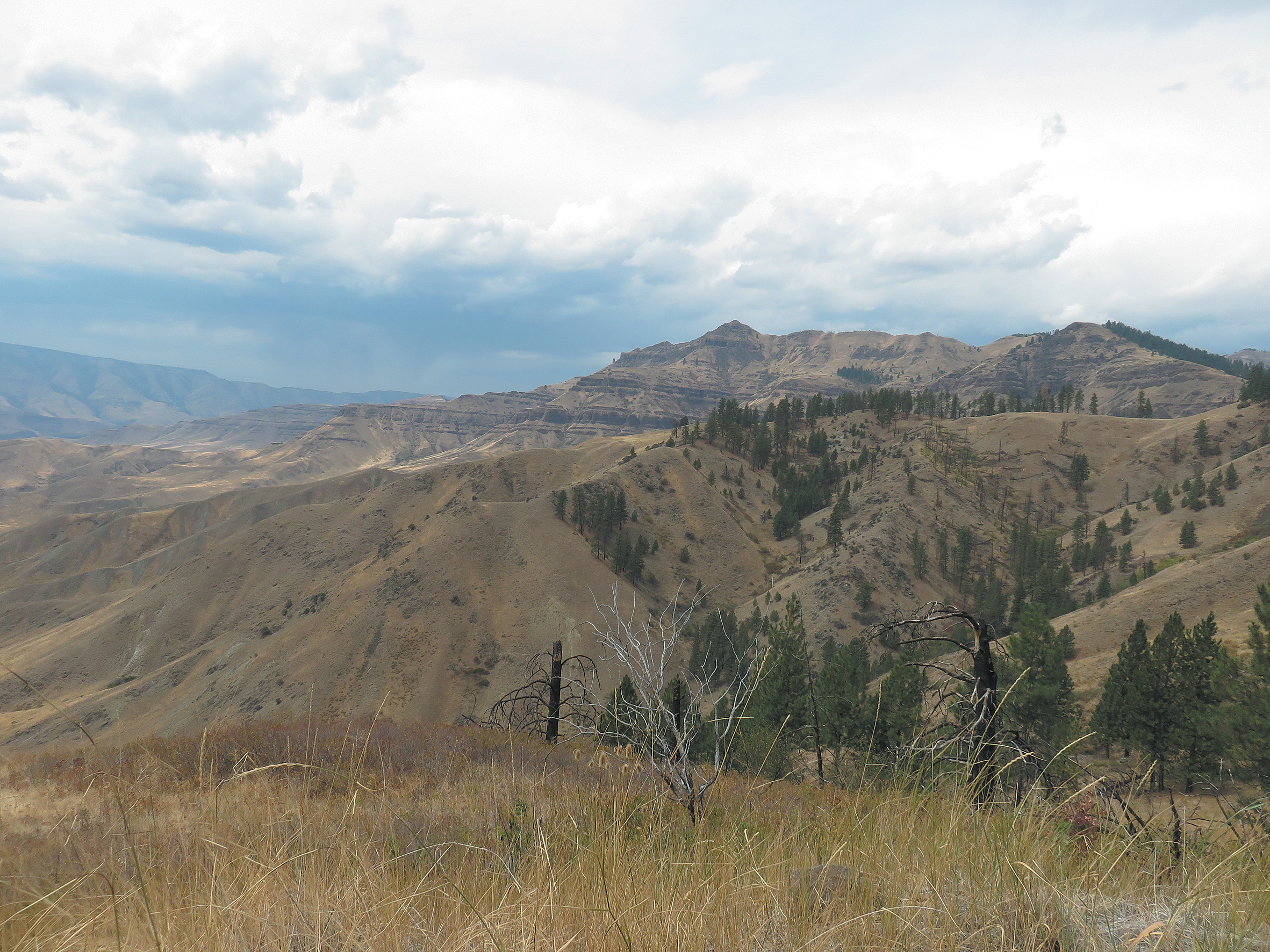 Photo of sloping mountains with dry landscape