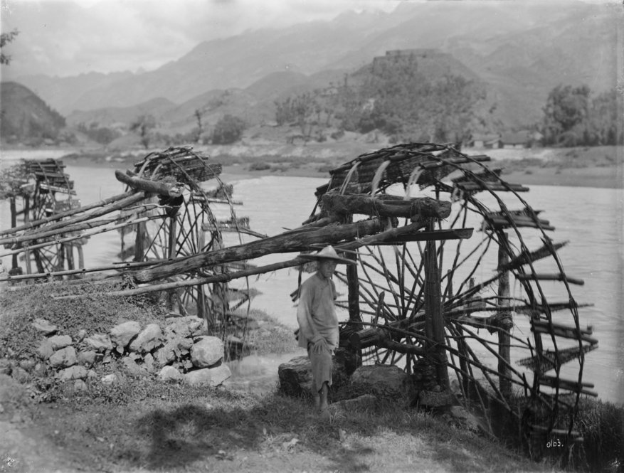 Man with water wheels by river, Taning Hsien, 1910. All photographs by Ernest Henry Wilson. © President and Fellows of Harvard College. Arnold Arboretum Archives.