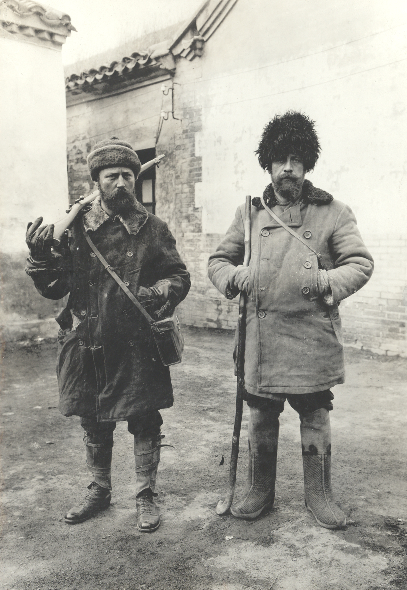 Frank Meyer (right) and his assistant Johannis de Leuw (left) in 1915.