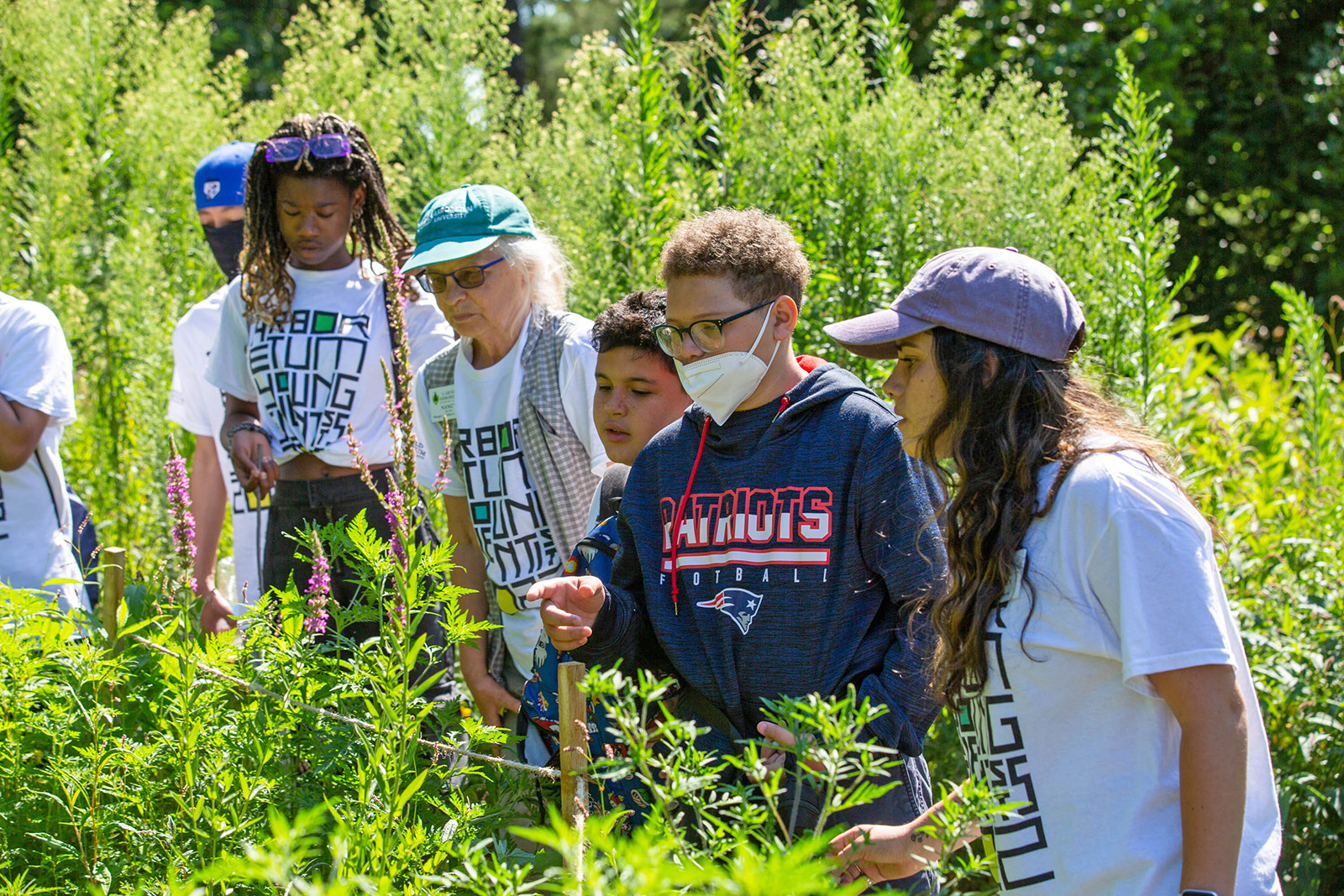 Arboretum Young Scientists explore a pond habitat